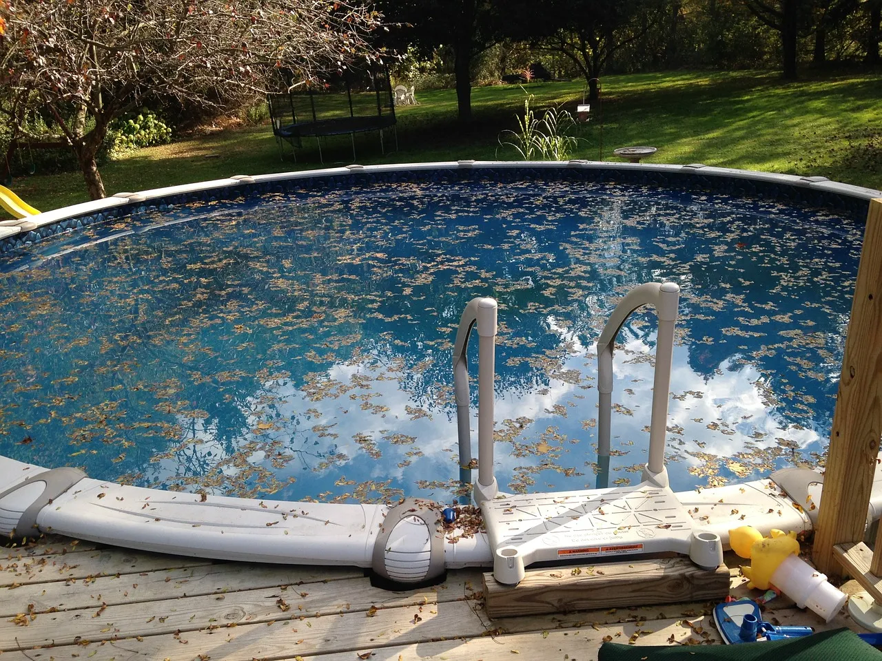 How to Manage Heavy Debris in Your Outdoor Pool
